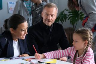 M jak miłość odc. 1701. Andrzej Budzyński (Krystian Wieczorek), Magda (Anna Mucha), Nadia (Mira Fareniuk)