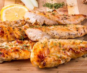 Kotletów z kurczaka nie musisz panierować. Zamiast bułki tartej wykorzystaj te składniki 