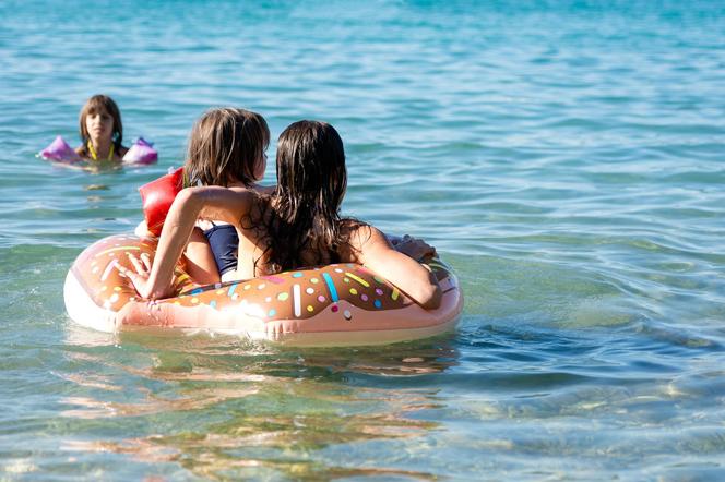 Turyści w Chorwacji mają problem z kąpielami w morzu.
