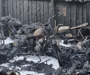 „Nasz majątek poszedł z dymem”. Kolekcja zabytkowych pojazdów spłonęła w kilka chwil