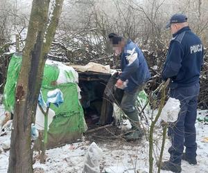 Zamieszkał w szałasie w środku lasu, spał na gołej ziemi. Mróz prawie go zabił 