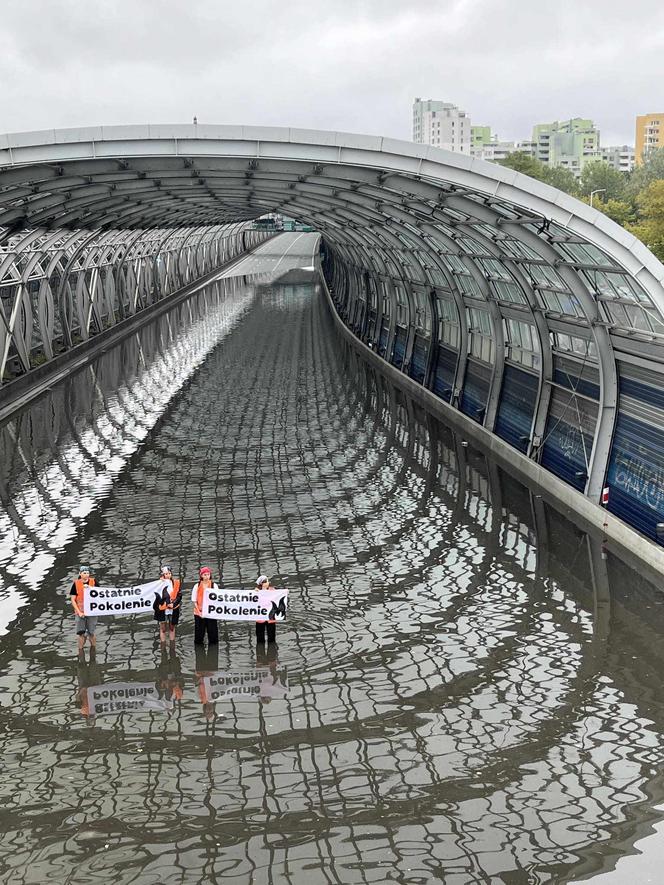 Protest Ostatniego Pokolenia na zalanej S8