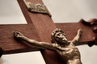Wielkanoc 2021. ZAKAZ całowania krzyża w diecezji tarnowskiej. Co ze święceniem pokarmów?