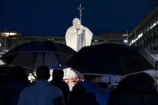 Kolejna noc papieża w szpitalu. Watykan przekazał najnowsze informacje