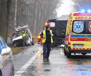 Masowy wypadek pod Warszawą! Zderzenie trzech aut z wojskową ciężarówką. Jedna osoba nie żyje