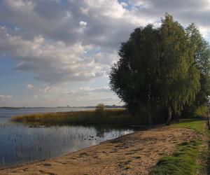 Długi weekend nad najczystszym jeziorem w regionie? Poznajcie Jezioro Powidzkie!