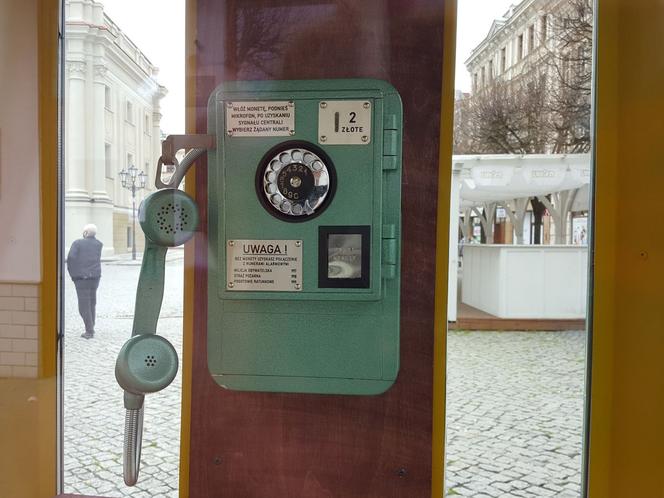 Przy wejściu na Rynek w Lesznie stanęła budka telefoniczna