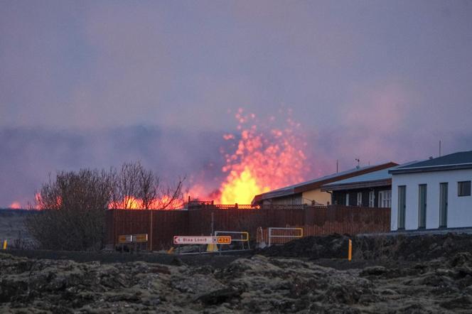 Horror na Islandii. Po erupcji wulkanu płoną domy, lawa dotarła do ewakuowanego miasteczka