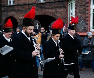  Barbórka 2024. Piękna tradycja, orkiestra dęta budzi mieszkańców Nikiszowca 