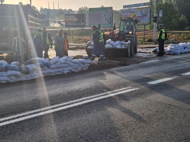 Trwa walka o osiedle Marszowice we Wrocławiu. Na miejscu pracują żołnierze i strażacy 