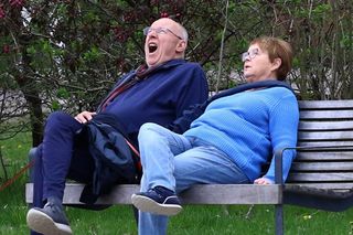 Ilona Łepkowska z mężem i psem na spacerze w Sopocie