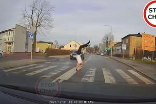 Szok. To co zrobił pieszy zaskoczyło kierowców. Na koniec były brawa.