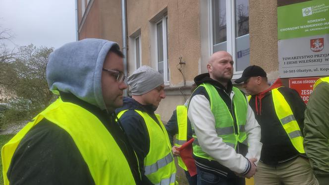 Protest rolników 4 kwietnia w Olsztynie. Strajkujący zostawili ministrowi Kulaskowi butelkę z nawozem