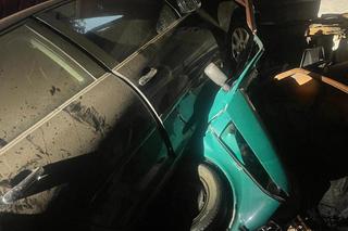 Widawa. Wypadł z drogi i wjechał volkswagenem do budynku! Zniszczył malucha i ciągnik [ZDJĘCIA]