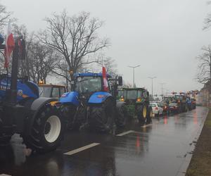 Setki traktorów na ulicach Leszna. Trwa ogólnopolski protest rolników