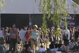 Trwa kolejna edycja OFF Festivalu! Setki ludzi bawią się w Katowicach [ZDJĘCIA]