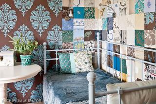 Kolorowa mozaika z tapet za łóżkiem