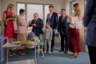 Na Wspólnej, odc. 4065. Helena (Małgorzata Peczyńska), Żaneta (Anna Guzik), Mania (Zuzanna Kaszuba), Zbigniew Sokół (Wiesław Cichy), Wojtek (Wojciech Błach), Ludzik (Gustaw Marczak), Włodek (Mieczysław Hryniewicz)