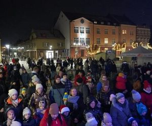 Tłumy na żorskim rynku. Miasto oficjalnie rozpoczęło sezon świąteczny. Rozświetlenie choinki i wizyta Mikołaja ZDJĘCIA