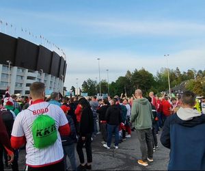 Kibice skandują Lewandowski pod stadionem w Helsinkach