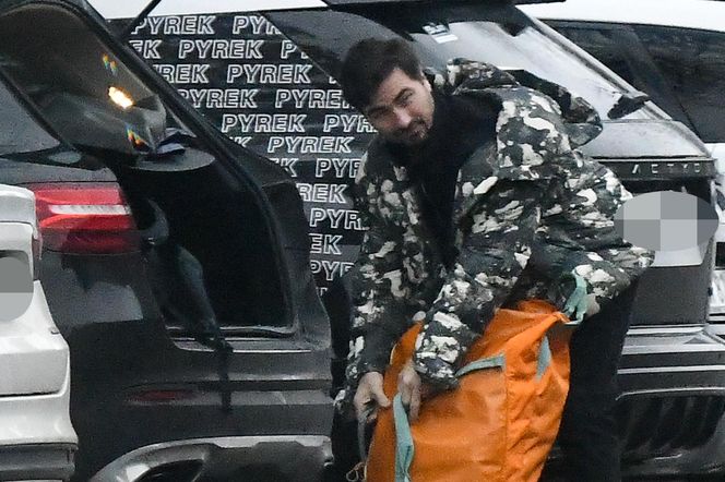 Jan Kliment z żoną i synem wyjeżdżają ze ślubu Kasi Cichopek i Macieja Kurzajewskiego