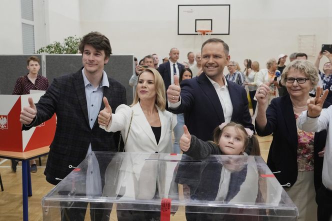 Karol Nawrocki z rodziną. Jego córka skradła show na wieczorze wyborczym