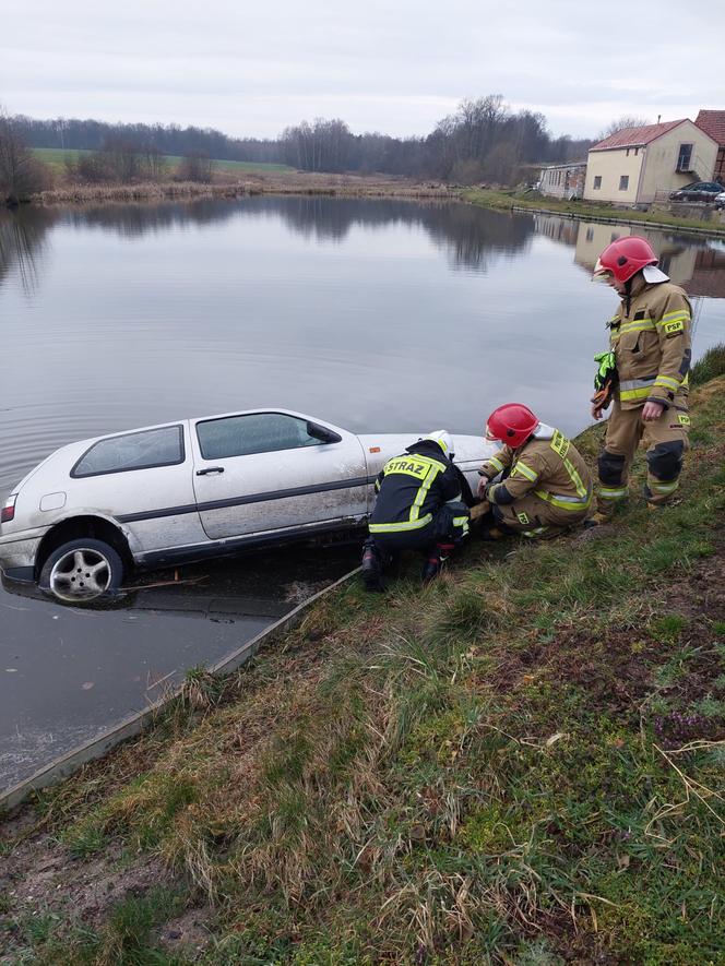 Kierowca musiał się ratować z tonącego auta