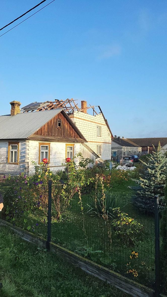 Dron uszkodził dach domu w Wyrykach. Odwołano zajęcia w szkołach i przedszkolach