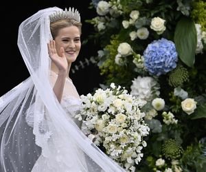 Królewska ceremonia pełna przepychu. Ślubna stylizacja Marii Karoliny podbija światowe media