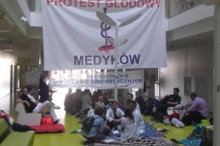 Protest lekarzy w Polsce. Rezydenci podejmą GŁODÓWKĘ