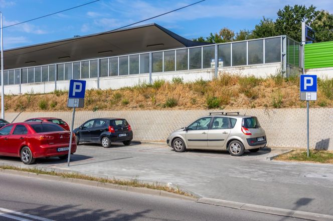 Nowy parking przy stacji kolejowej w Zielonce