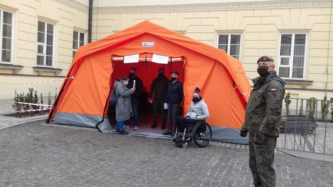 Szczepienia na Bankowym. Za bramą tłum a na dziedzińcu ratusza spokój. Osoby niepełnosprawne wchodzą bez kolejki