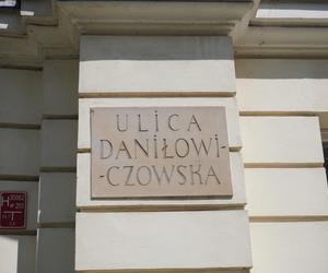 3. Właz na ul. Daniłowiczowskiej - przy skrzyżowaniu z Senatorską. Łączył Stare Miasto ze Śródmieściem i włazem przy ul. Mazowieckiej