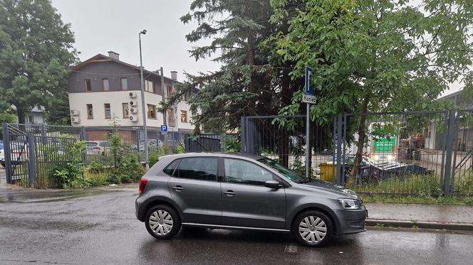 Mistrzowie parkowania opanowali Tarnów. Zdjęcia strażników miejskich wprawiają w osłupienie!