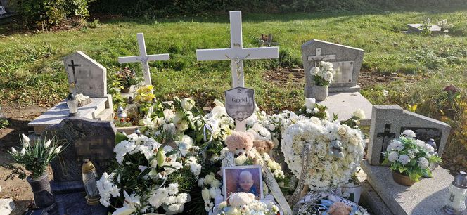 Mama Gabrysia widzi z okna jego grób. Prokuratura bada sprawę przeterminowanej szczepionki