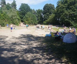 To jedno z największych jezior w Olsztynie. Kusi turystów piaszczystymi plażami