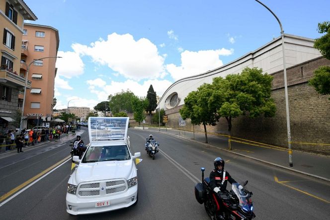 Kondukt żałobny przejechał przez Rzym. Ostatnia droga papieża Franciszka