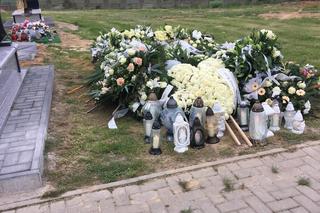 Grób 18-letniej Kasi utonął w biały kwiatach [ZDJĘCIA]