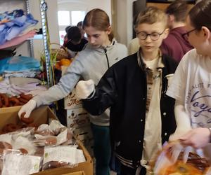 Koszyczki ze święconką dla ubogich seniorów z Leszna