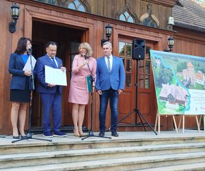 Samorząd Województwa Mazowieckiego kupił zabytkowy dwór w Paplinie wraz z otaczającym go terenem