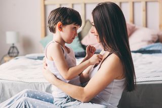 Twoje dziecko mówi „mamo pobaw się ze mną”? Oto co naprawdę chce ci powiedzieć