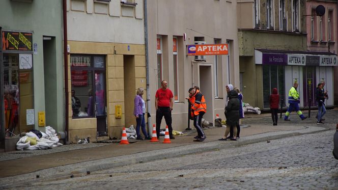 W Głuchołazach sceneria jak z czasów wojny. Mieszkańcy: „Chleba nam potrzeba” 