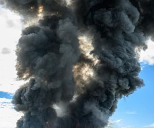 Potężny pożar w Tarnowie. Płonie hurtownia zniczy, na miejscu ponad 25 zastępów straży!