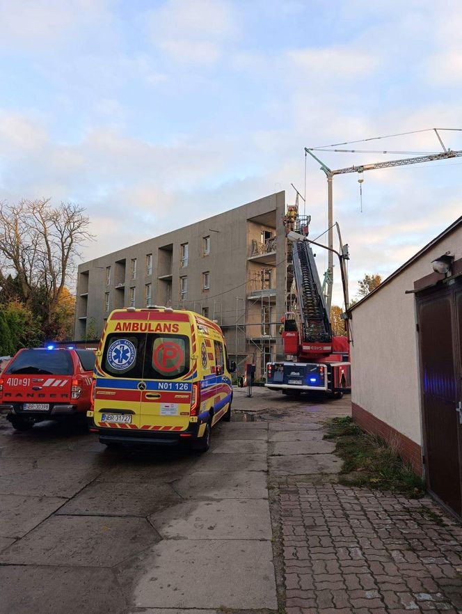 Tajemnicza śmierć na budowie. Ciało mężczyzny między rusztowaniem a ścianą