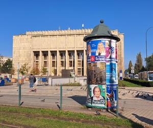 Plakaty wyborcze w Krakowie. Tak politycy promują się w przestrzeni miejskiej