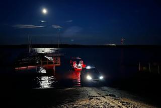  Tonęła łódka w Jeziorze Tarnobrzeskim. Strażacy musieli przerwać akcję [FOTO]