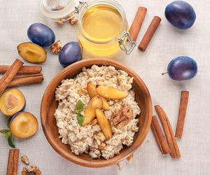 Zdrowe i energetyczne śniadanie w 10 minut? Owsianka z tymi owocami to mój przepis na sukces 