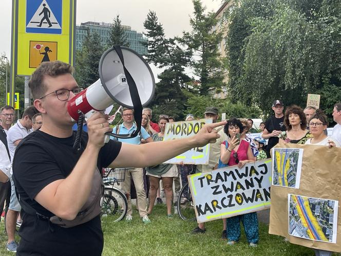 Protest mieszkańców przeciwko wycince drzew pod budowę linii tramwajowej do Mistrzejowic.