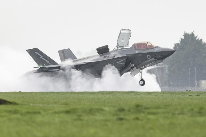 Brytyjski F-35B podczas lądowania