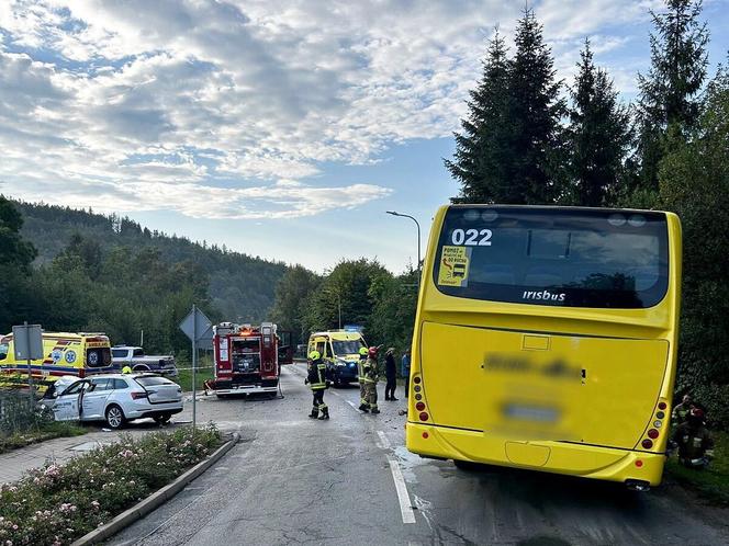 Niebezpieczny wypadek w Karpaczu! Ponad 20 osób rannych w wyniku zderzenia osobówki z autobusem 